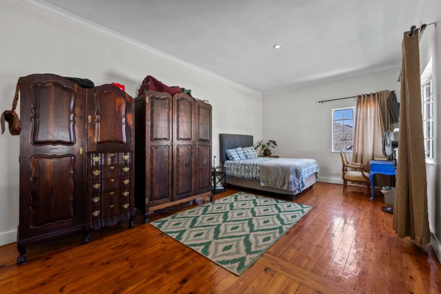 5 Bedroom Property for Sale in Green Point Western Cape